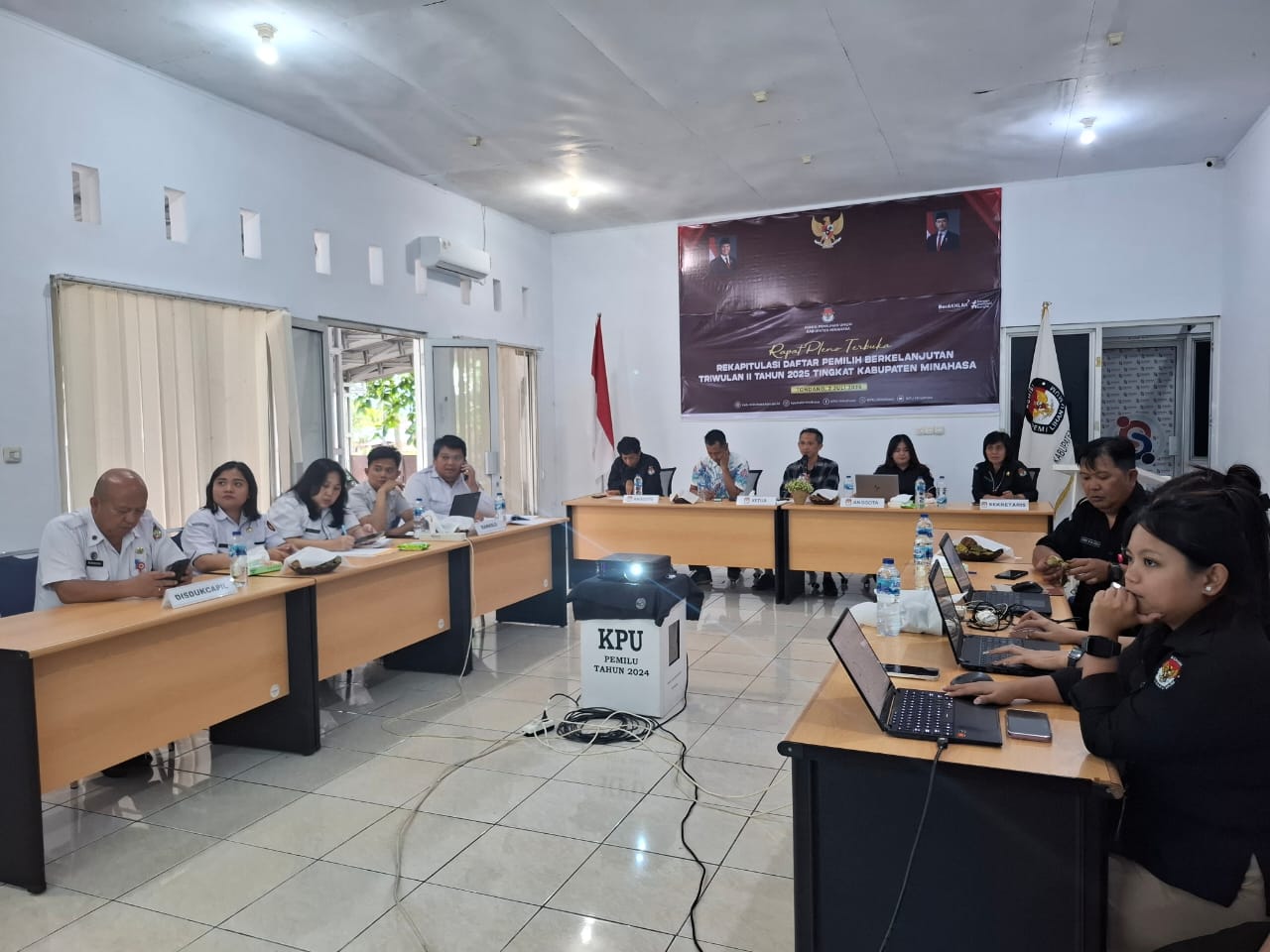Bawaslu Minahasa melaksanakan pengawasan Rapat Pleno Rekapitulasi PDPB Triwulan II Kabupaten Minahasa oleh KPU Minahasa
