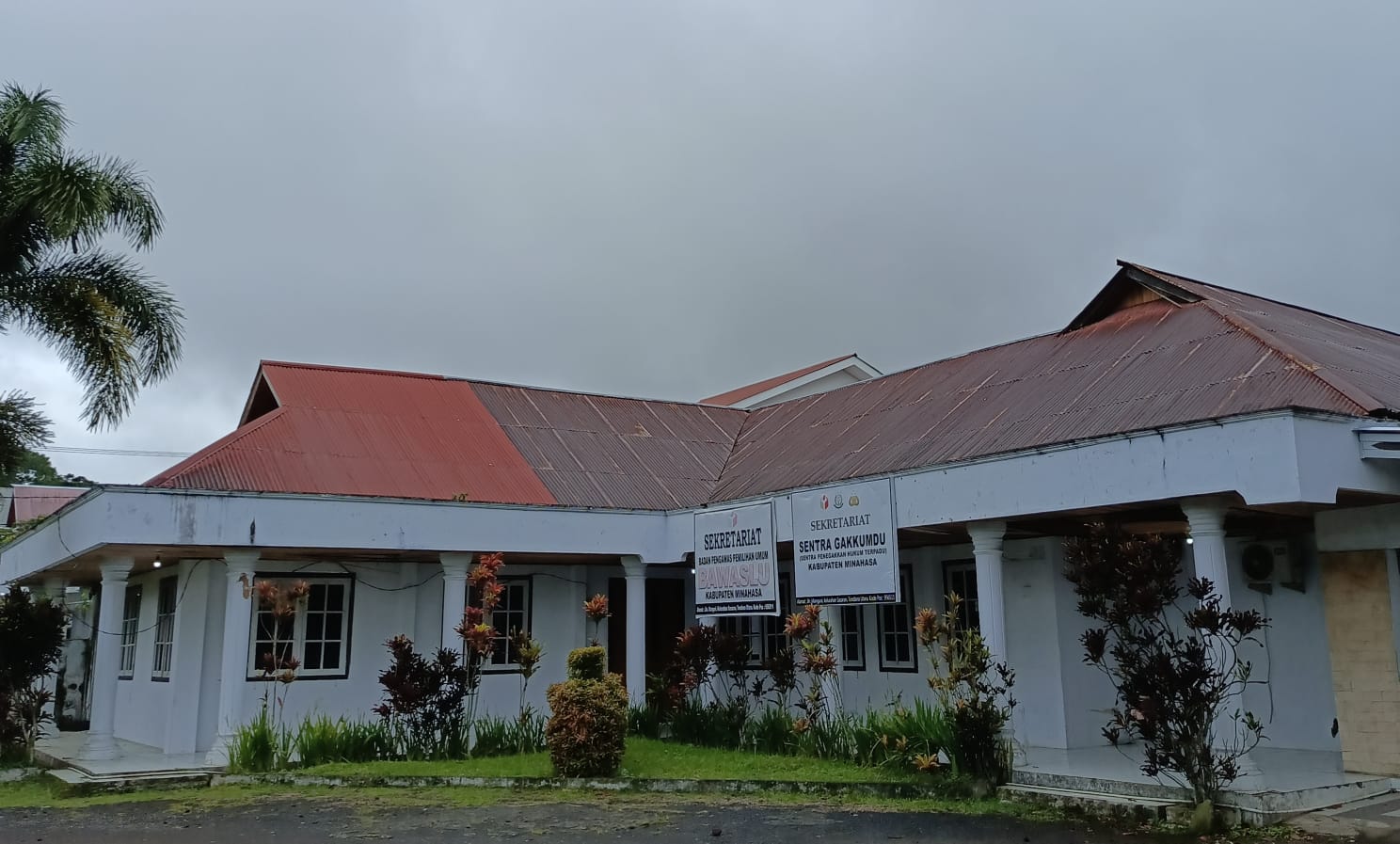 Gedung Sekretariat Badan Pengawas Pemilihan Umum Kabupaten Minahasa
