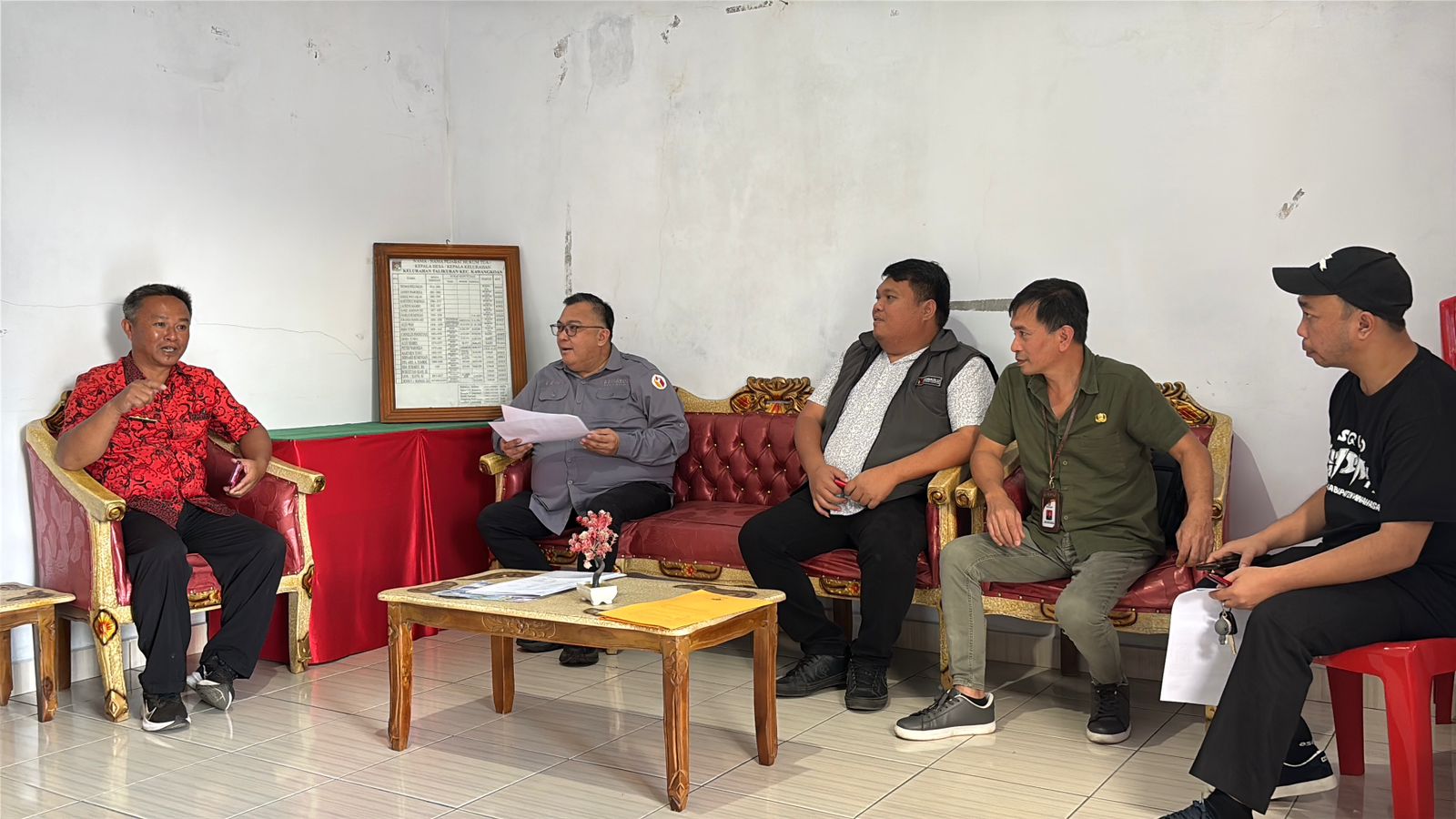 Koordinator SDMO-Diklat Bawaslu Sulut, Erwin F. Sumampouw didampingi Koordinator HPPH Bawaslu Minahasa, Arthur I. Karinda melaksanakan pengecekan terhadap sampling Coklit Terbatas oleh KPU Minahasa