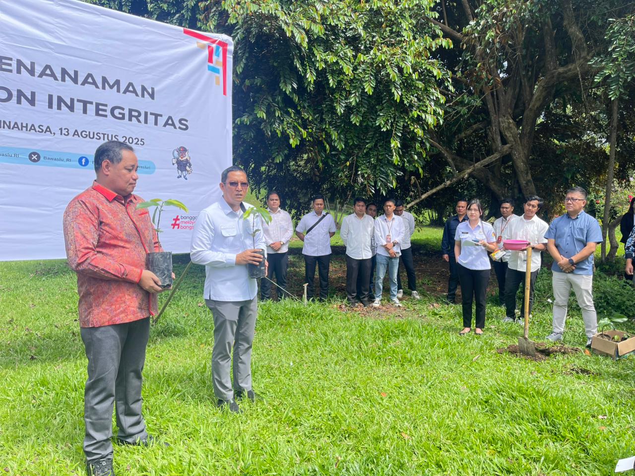 Penanaman Pohon Integritas oleh Bawaslu RI berkerjasama dengan Unima