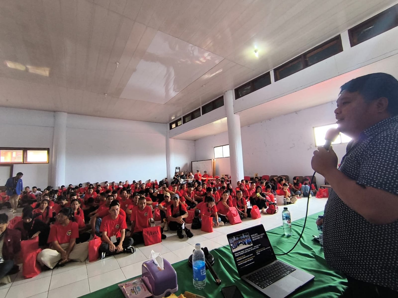 Anggota Bawaslu Kabupaten Minahasa menyampaikan pemaparan materi dalam Kegiatan PK2MB di Fakultas FISH Unima