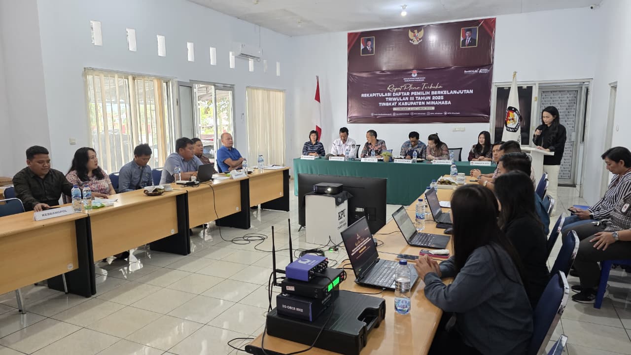 Bawaslu Kabupaten Minahasa melaksanakan pengawasan Rekapitulasi dan Penetapan PDPB Triwulan III oleh KPU Kabupaten Minahasa (2/10/2025)