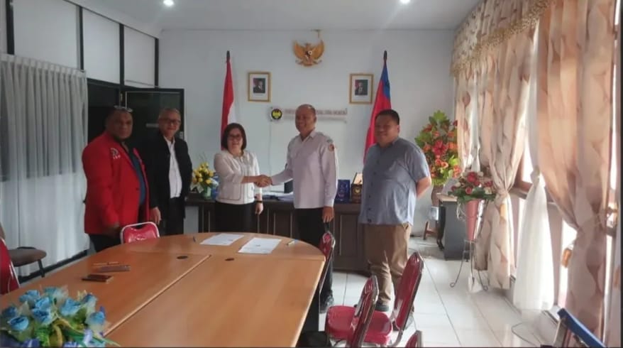 Ketua Bawaslu Kabupaten Minahasa, Lord A. Ch. E. Malonda bersama Anggota Bawaslu Kabupaten Minahasa Arthur I. Karinda melaksanakan penandatanganan Naskah Kerja Sama bersama Kaprodi Hukum FISH Unima (8/5/2025)