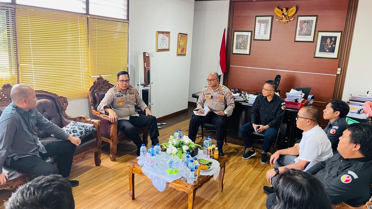 Ketua Bawaslu Minahasa bersama Anggota Bawaslu Minahasa Arthur I. Karinda dan Donny R. Lumingas berkoordinasi dengan Kapolres Minahasa AKBP Steven J.R. Simbar, SIK terkait pengawasan PDPB (30/6/25)
