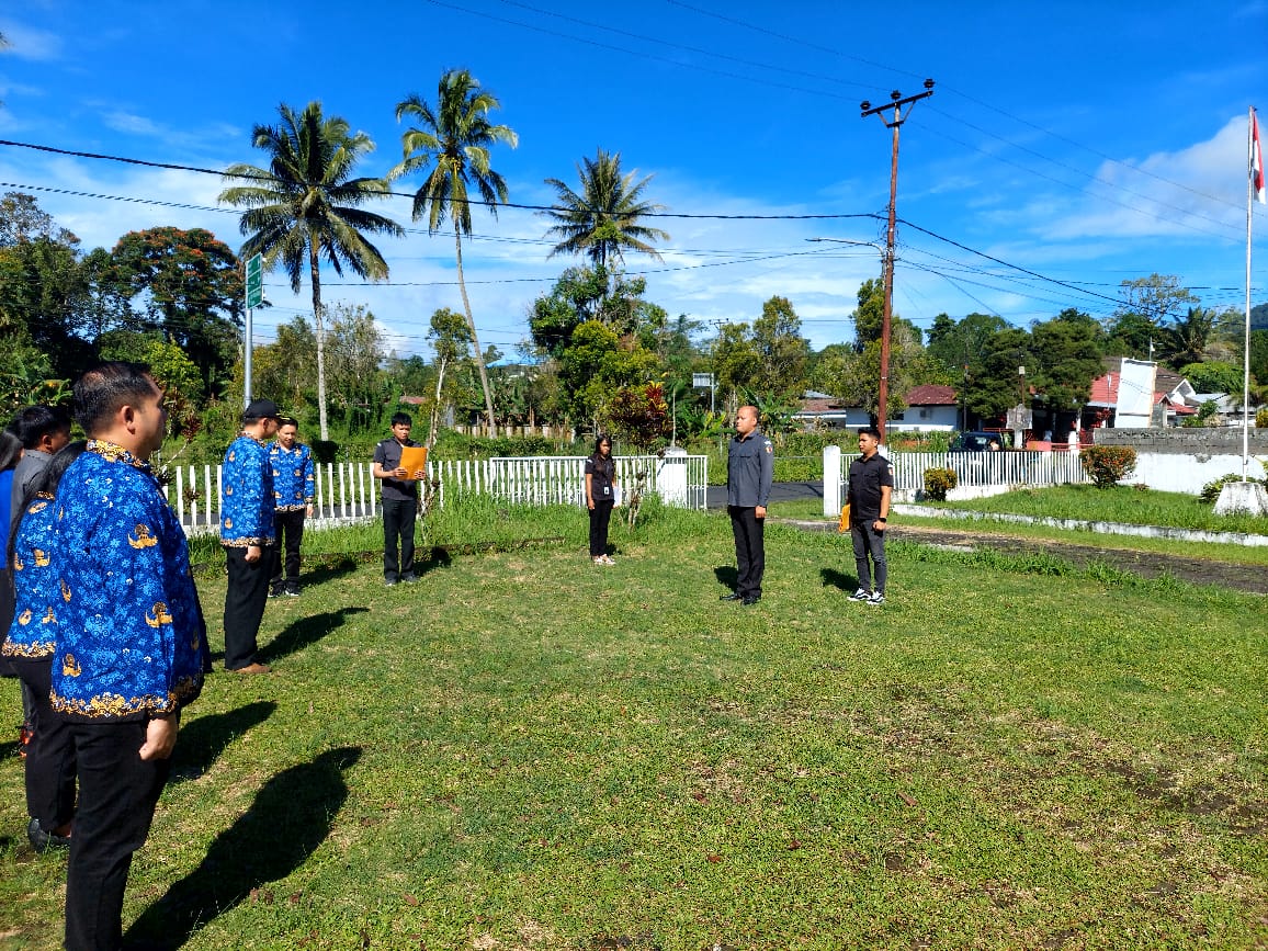Ketua Bawaslu Minahasa, Lord A. Ch. E. Malonda memimpin pelaksanaan apel dalam rangka memperingati Hari Kebangkitan Nasional ke - 117 (20/5/25)