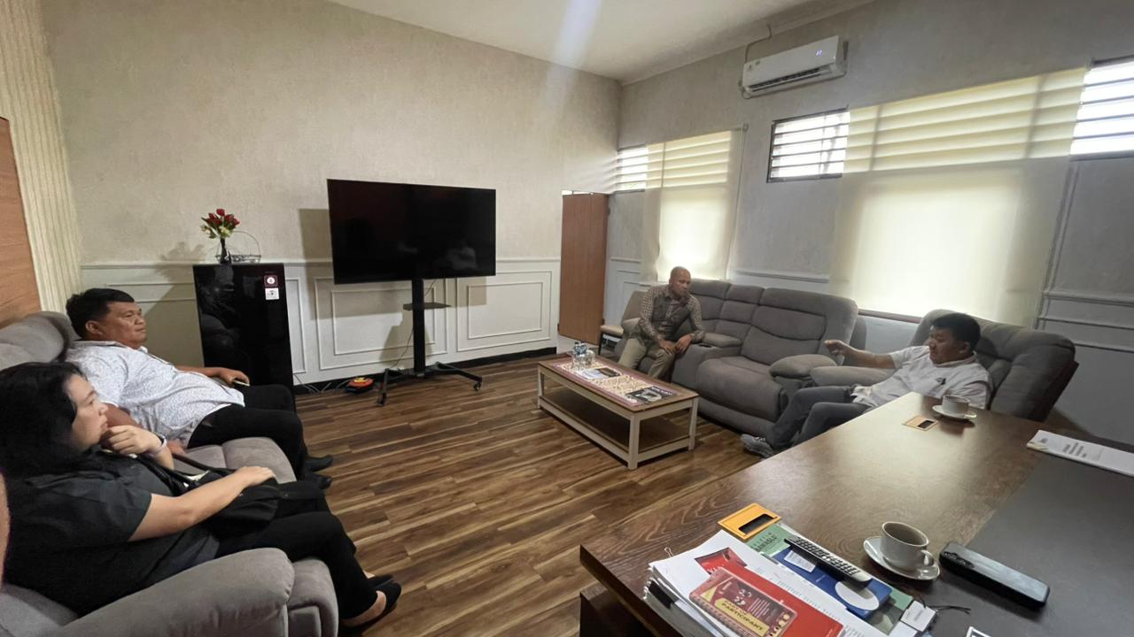 Ketua Bawaslu Minahasa, Lord Arthur Ch. E. Malonda bersama Anggota Bawaslu Minahasa Arthur I. Karinda dan Kasub serta Staf Bawaslu Minahasa yang membidangi Partisipasi Masyarakat melaksanakan Koodinasi dengan Anggota Bawaslu Sulut Steffen S. Linu terkait Pembentukan Saka Adhyasta Pemilu (23/9/25)