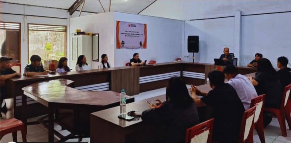 Ketua Bawaslu Minahasa, Lord Arthur Ch. E. Malonda memberikan penyampaian dalam Rapat Rutin sekaligus Orientasi Pejabat Baru Bawaslu Minahasa (16/6/25)