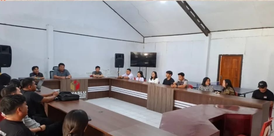 Anggota Bawaslu Minahasa, Arthur I. Karinda memberikan penyampaian sekaligus Orientasi kepada CPNS Bawaslu Minahasa Tahun 2025 (5/6/25)