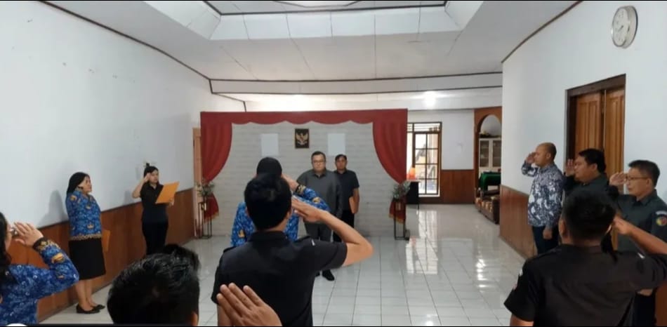 Anggota Bawaslu Provinsi Sulawesi Utara, Erwin F. Sumampouw memimpin upacara peringatan Hari Lahir Pancasila Bawaslu Minahasa (2/6/25)