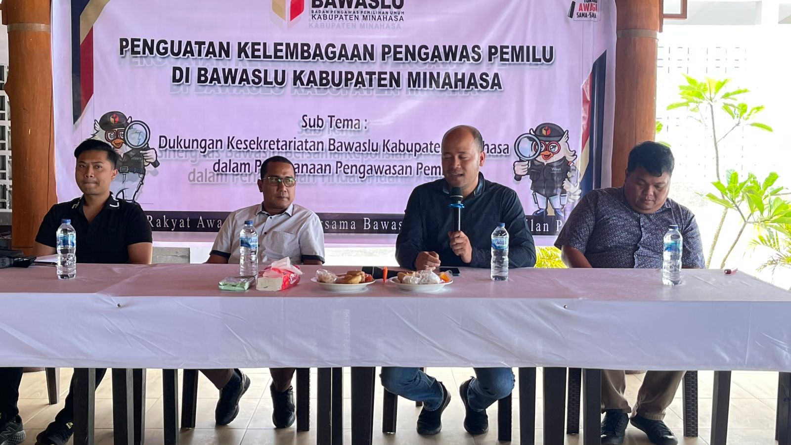 Ketua Bawaslu Minahasa, Lord A. Ch. E. Malonda bersama Anggota Bawaslu Minahasa, Arthur I. Karinda memberikan sambutan dalam kegiatan Penguatan Kelembagaan Bawaslu Kabupaten Minahasa (25/9/2025) 