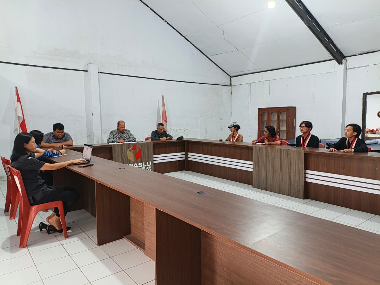 Ketua Bawaslu Minahasa, Lord Arthur Ch. E. Malonda bersama Anggota Bawaslu Minahasa Arthur I. Karinda dan Donny R. Lumingas bersama Kasubbag P3SH dan P2H menerima audiensi dari GMNI Minahasa di Kantor Bawaslu Minahasa Senin (17/11/2025)