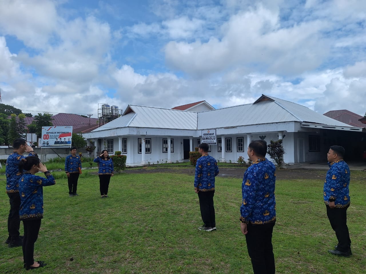 Jajaran ASN Bawaslu Kabupaten Minahasa melaksanakan Apel Kopri di Lapangan Upacara Kantor Bawaslu Kabupaten Minahasa, Senin (17/11/2025)
