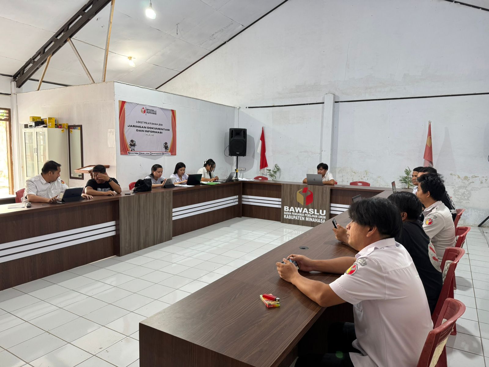 Kepala Sekretariat Bawaslu Kabupaten Minahasa, Nick E. Kusen memberikan sosialisasi penggunaan aplikasi SIMENATA kepada jajaran Sekretariat Bawaslu Kabupaten Minahasa Rabu (26/11/2025)