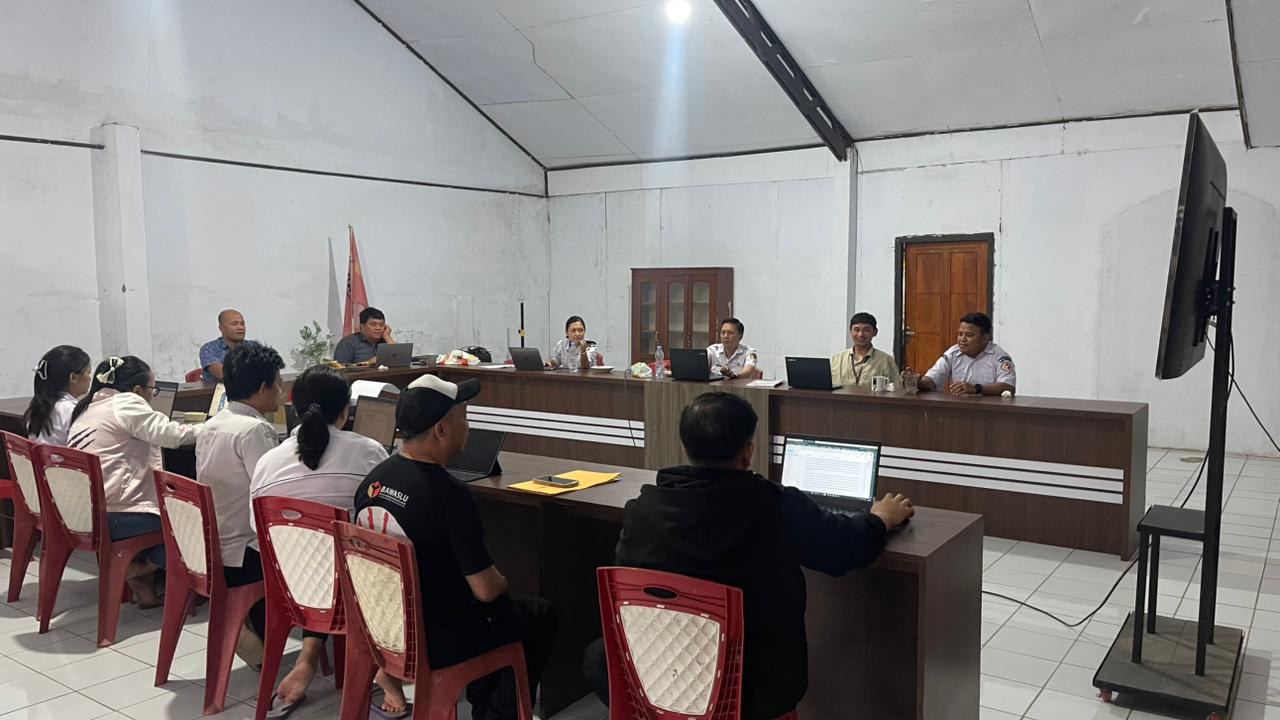 Ketua Bawaslu Minahasa, Lord Arthur Ch. E. Malonda Bersama Anggota Bawaslu Minahasa, Arthur I. Karinda Memimpin Rapat Internal membahas Kajian Hukum untuk direkomendasikan dalam Revisi UU Pemilu/Pemilihan, Selasa (2/12/2025)