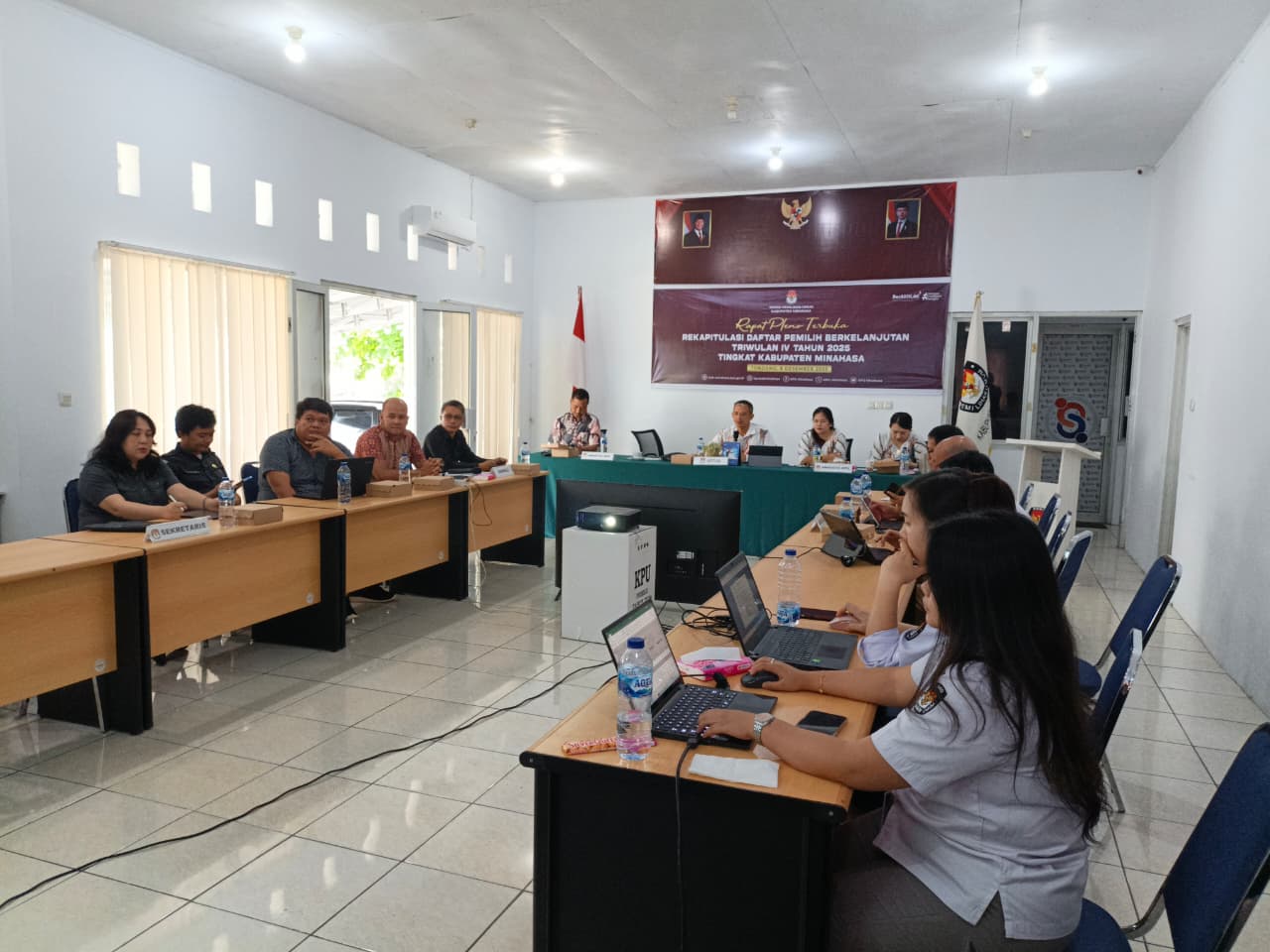 Ketua Bawaslu Minahasa, Lord Arthur Ch. E. Malonda bersama Anggota Bawaslu Minahasa Arthur I. Karinda dan Donny R. Lumingas melaksanakan pengawasan langsung Rapat Pleno Rekapitulasi Daftar Pemilih Berkelanjutan Triwulan IV Tahun 2025 oleh KPU Minahasa, Senin (8/12/2025)