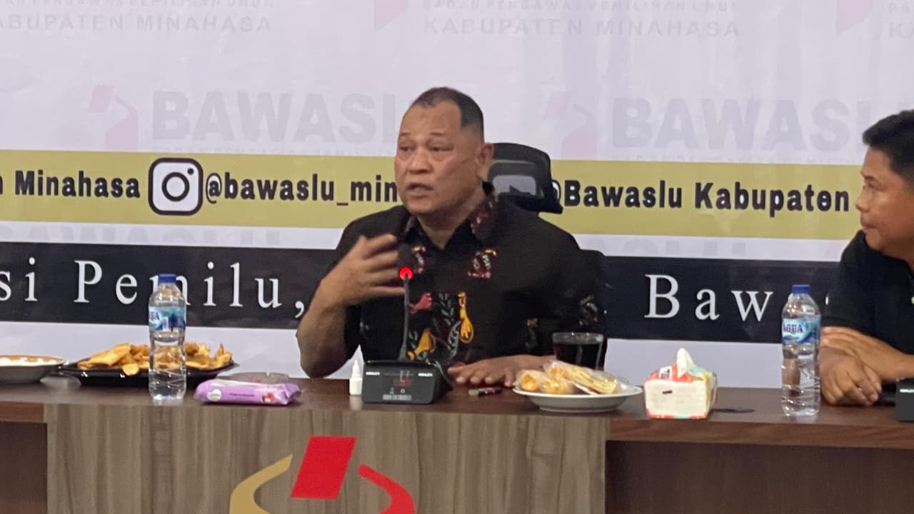 Anggota Bawaslu RI, Totok Hariyono memberikan penyampaian pada kunjungan supervisi di Bawaslu Kabupaten Minahasa, Kamis (18/12/2025)