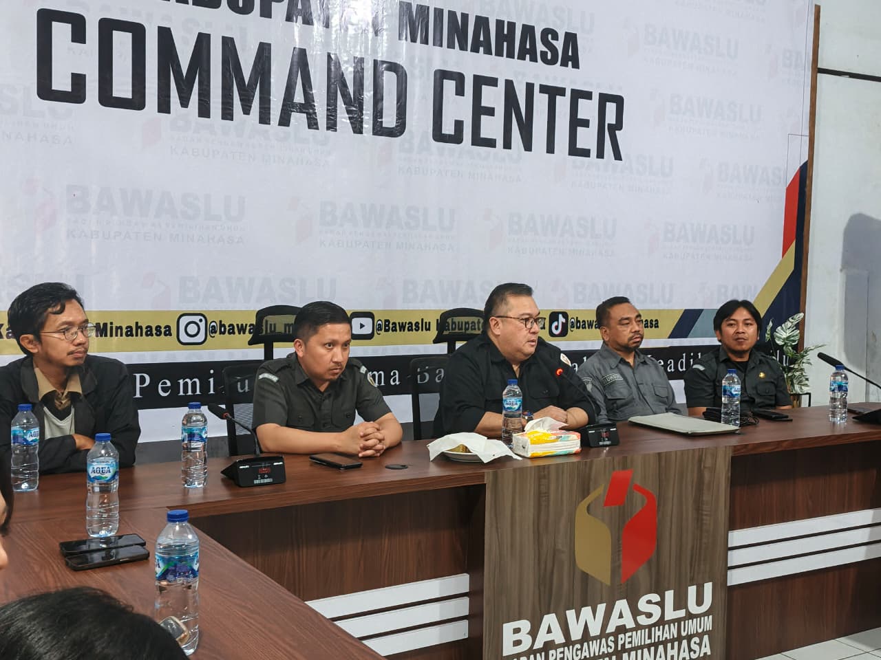Anggota Bawaslu Sulawesi Utara, Erwin F. Sumampouw bersama Kepala Sekretariat Bawaslu Sulawesi Utara, Aldrin A. Christian didampingi Kepala Sekretariat Bawaslu Minahasa Nick E. Kusen membuka kegiatan Rapat Koordinasi yang dilaksanakan di Ruang Rapat Bawaslu Minahasa, Selasa (30/12/2026)