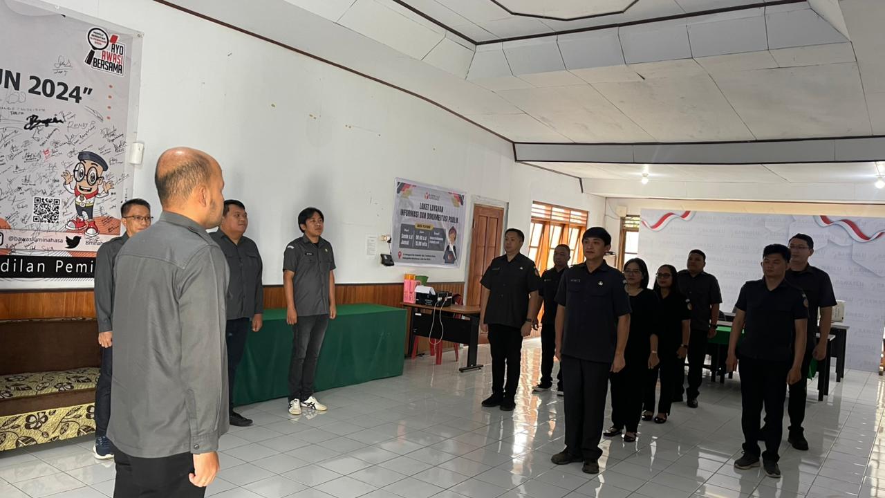 Ketua Bawaslu Kabupaten Minahasa, Lord Arthur Ch. E. Malonda memimpin apel perdana awal tahun 2026 di kantor Bawaslu Kabupaten Minahasa, Senin (5/1/2026)