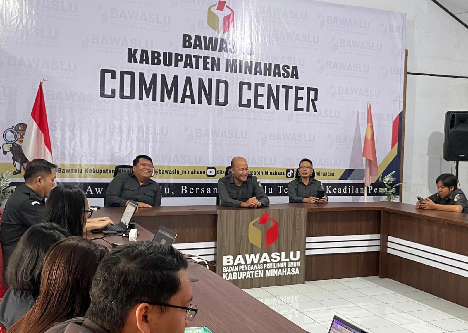 Ketua Bawaslu Minahasa, Lord A. Ch. E. Malonda bersama Anggota Bawaslu Minahasa, Arthur I. Karinda dan Donny R. Lumingas memimpin Rapat Kerja Awal Tahun Bawaslu Kabupaten Minahasa (5/1/2026) 