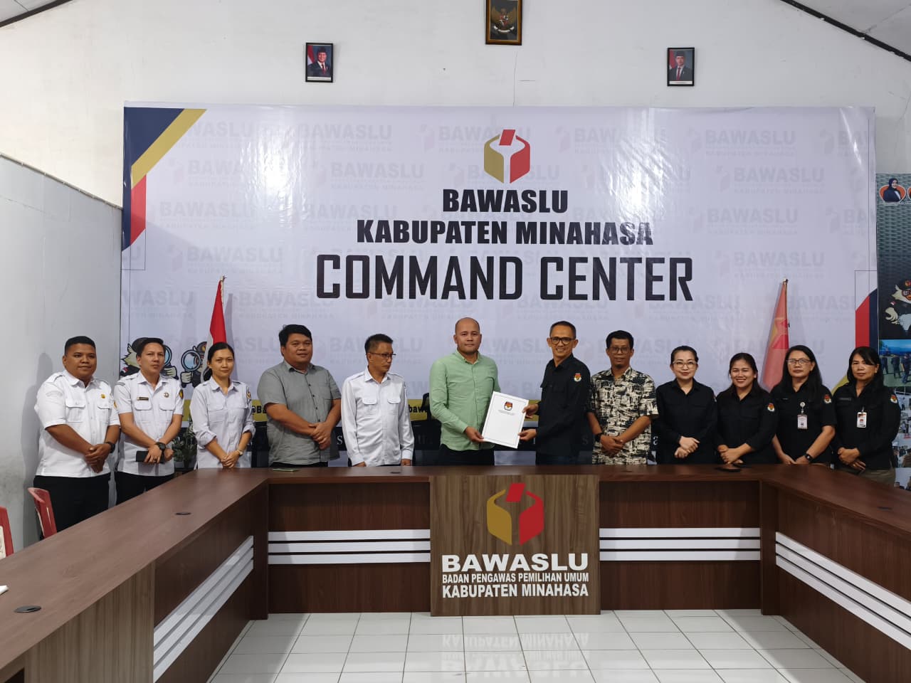 Penerimaan Berita Acara Hasil Verifikasi Data Partai Politik Semester II Tahun 2025 oleh Ketua Bawaslu Minahasa, Lord A. Ch. E. Malonda bersama Anggota Arthur I. Karinda dan Donny R. Lumingas yang diserahkan langsung oleh KPU Minahasa di Kantor Bawaslu Minahasa, Rabu (21/1/2026)