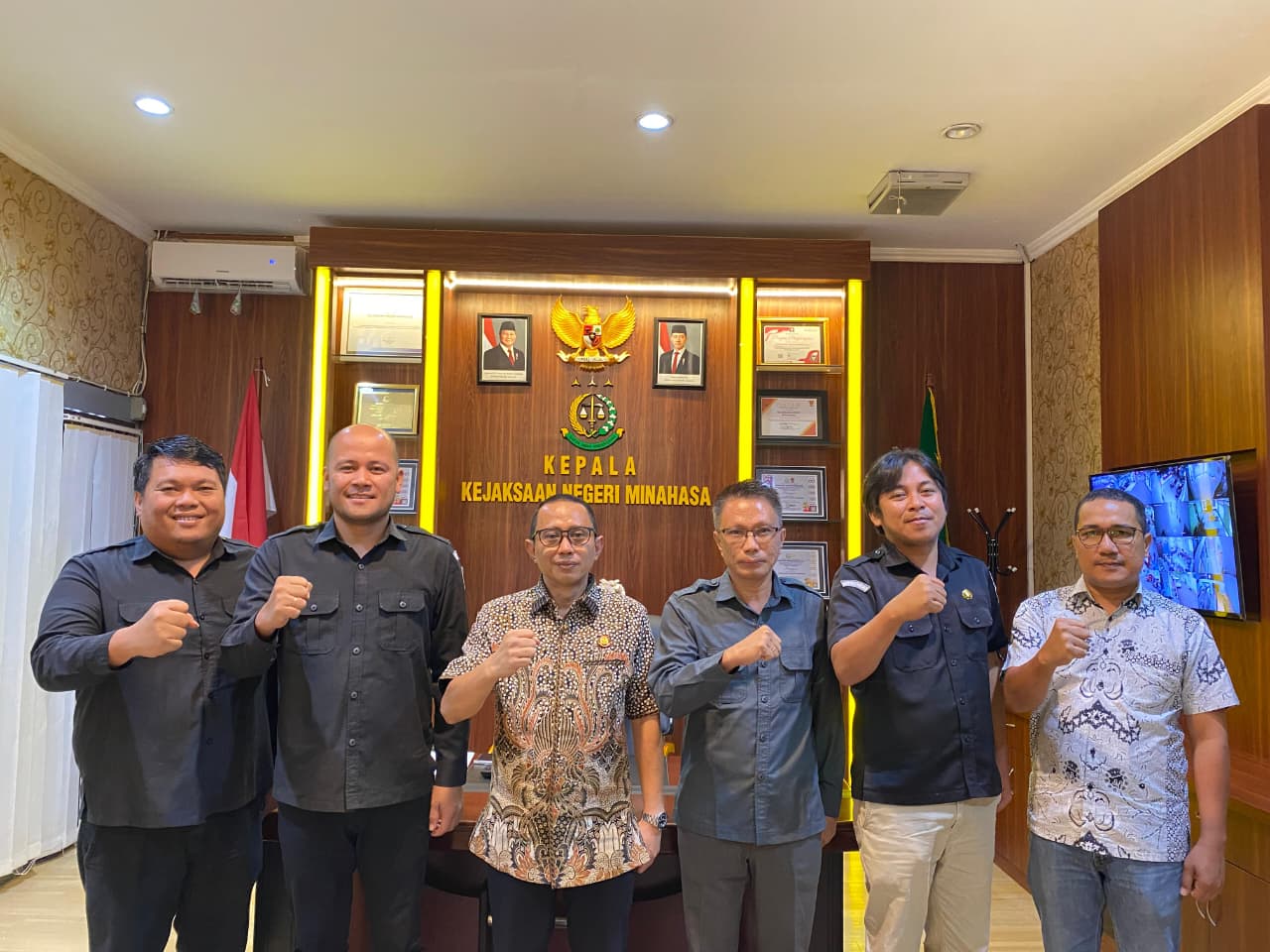 Ketua Bawaslu Minahasa, Lord A. Ch. E. Malonda bersama Anggota Bawaslu Minahasa Arthur I. Karinda dan Donny R. Lumingas didampingi Kepala Sekretariat Bawaslu Minahasa, Nick E. Kusen melaksanakan audiensi dengan Kejari Minahasa yang diterima langsung oleh Kajari Minahasa, Rama Eka Darma di Kantor Kejaksaan Negeri Minahasa, Jumat (23/1/2026)