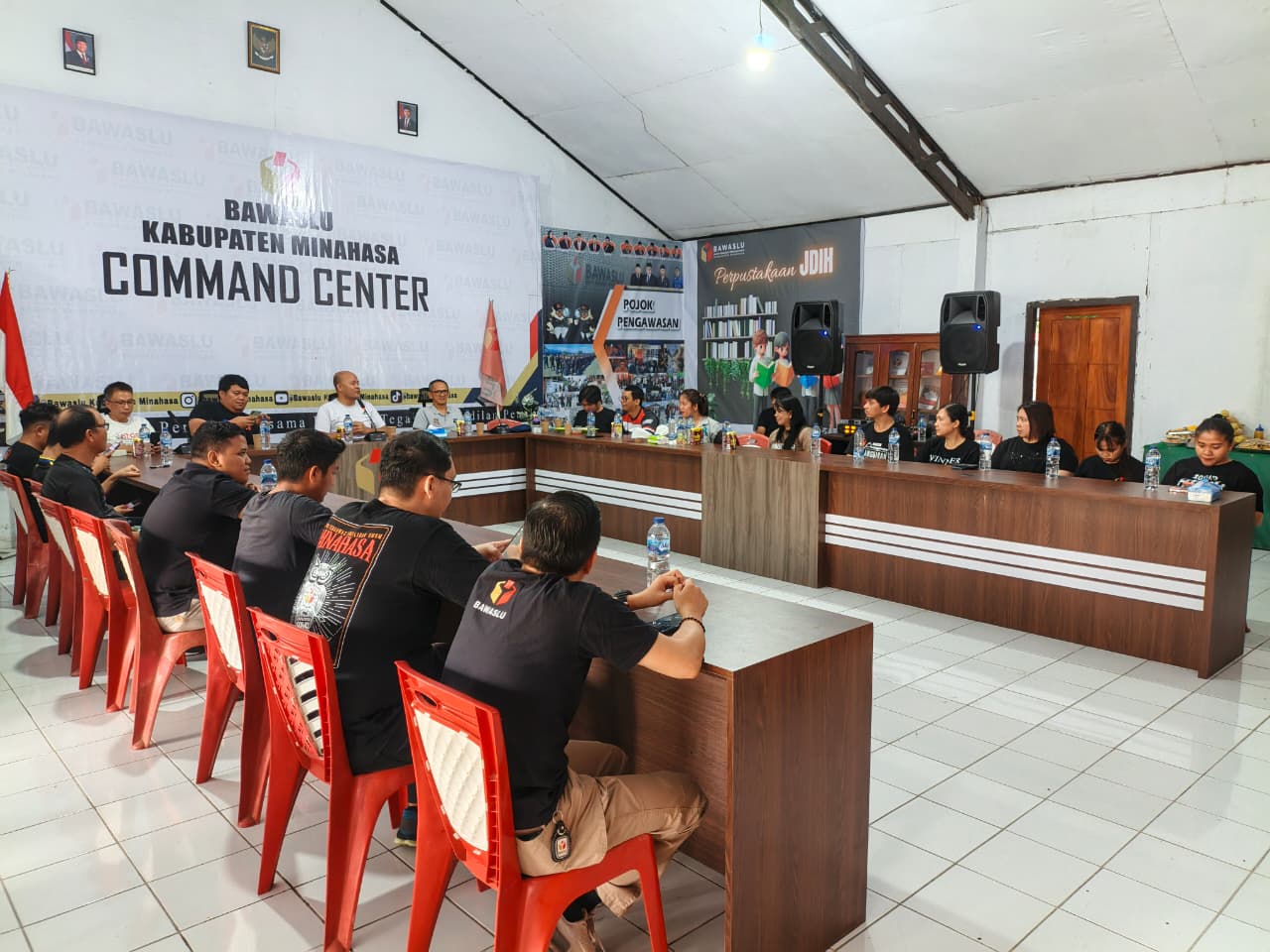 Ketua Bawaslu Minahasa, Lord Arthur Ch. E. Malonda memberikan sambutan dalam kegiatan Pekan Pekan Konsolidasi Kelembagaan Bawaslu Kabupaten Minahasa, Jumat (30/1/2026)