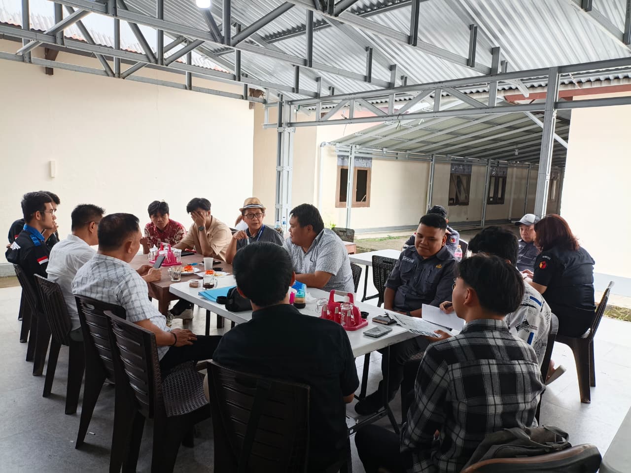 Anggota Bawaslu Minahasa, Arthur I. Karinda dan Donny R. Lumingas memberikan materi kepemiluan dalam Diskusi "Ngopi" bersama BEM Unima, Selasa (5/5/26)
