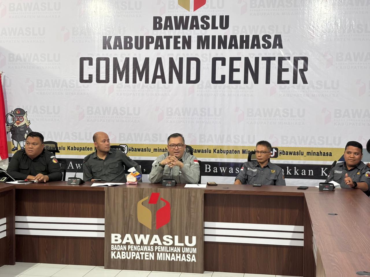 Anggota Bawaslu Provinsi Sulawesi Utara, Erwin F. Sumampouw bersama Ketua Bawaslu Kabupaten Minahasa, Lord Arthur Ch. E. Malonda serta Anggota Bawaslu Minahasa Donny R. Lumingas dan Arthur I. Karinda memberikan materi dalam kegiatan Pendidikan Pengawas Partisipatif (P2P) di Kabupaten Minahasa, Senin (25/5/2026)