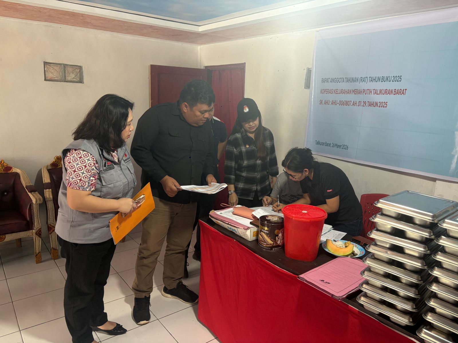 Anggota Bawaslu Kabupaten Minahasa, Arthur I. Karinda melaksanakan pengawasan terhadap Coklit Terbatas KPU Tahap 4 PDPB Triwulan II 2026, Kamis (04/06/2026)