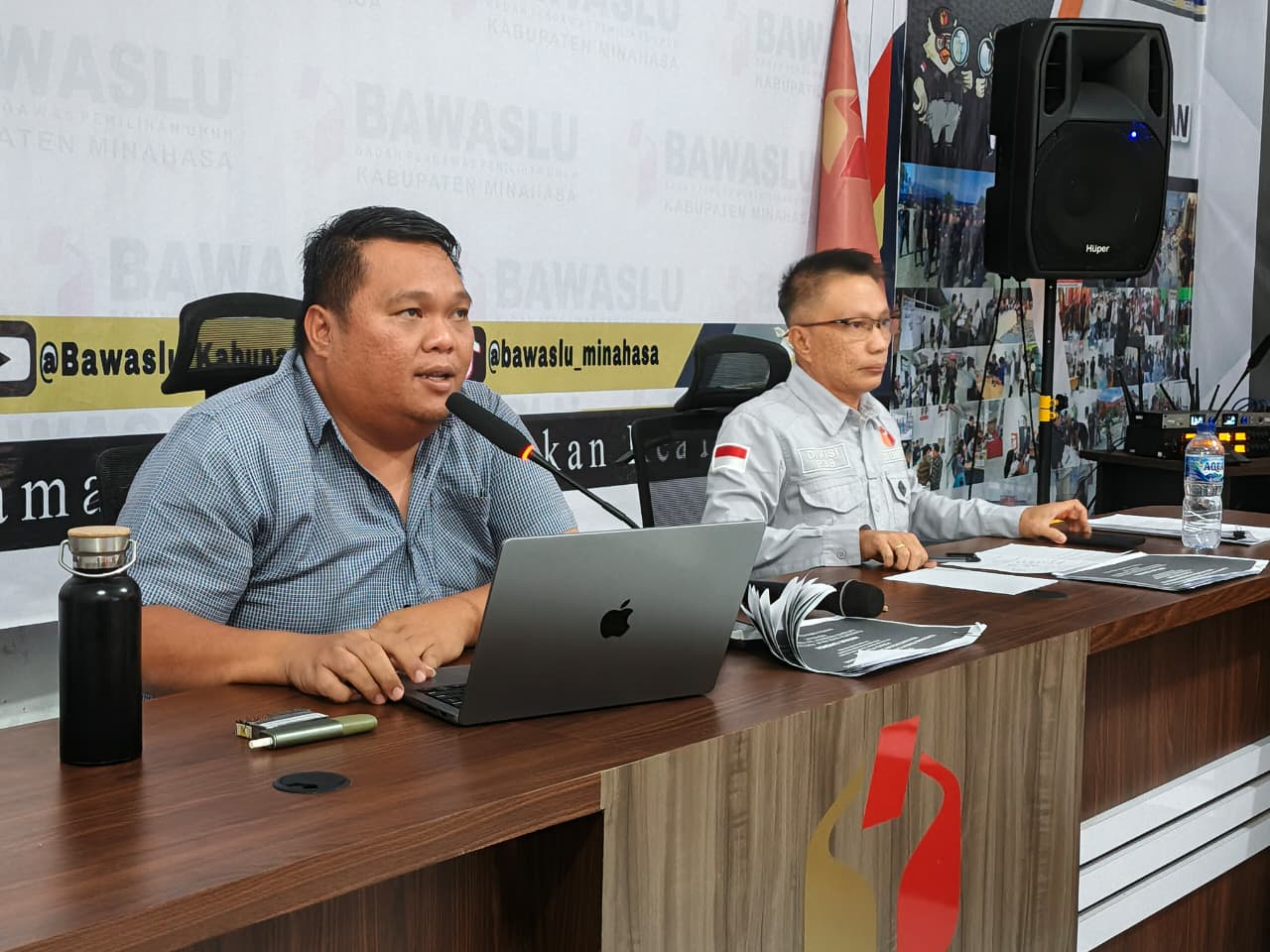 Anggota Bawaslu Kabupaten Minahasa, Arthur I. Karinda sebagai Narasumber dan Donny R. Lumingas sebaga Moderator dalam kegiatan Bacerita Hukum dan Penyelesaian Sengketa (HPS), Kamis (11/05/2026)