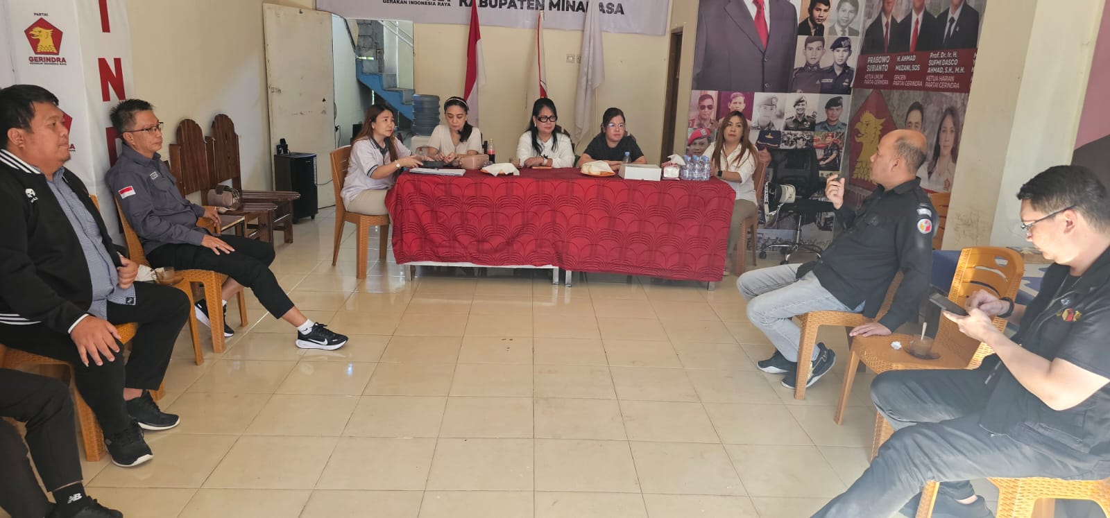 Ketua Bawaslu Kabupaten Minahasa, Lord Arthur Ch. E. Malonda bersama Anggota Bawaslu Kabupaten Minahasa, Arthur I. Karinda dan Donny R. Lumingas melaksanakan program Konsolidasi Demokrasi ke Kantor DPC Partai Gerindra Kabupaten Minahasa, Kamis (25/06/2026)