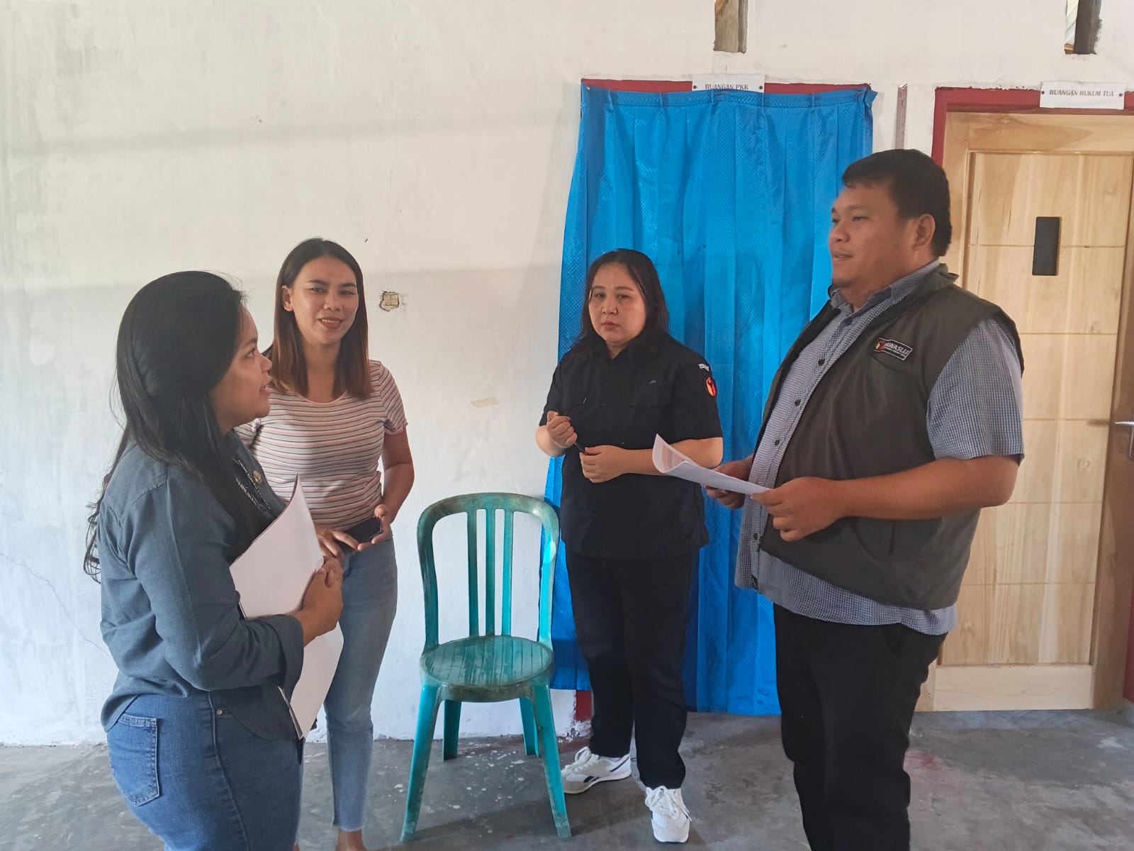 Anggota Bawaslu Minahasa, Arthur I. Karinda melaksanakan pengawasan pemutakhiran data pemilih berkelanjutan PDPB Triwulan II di Kecamatan Sonder, Kamis (25/06/2026)