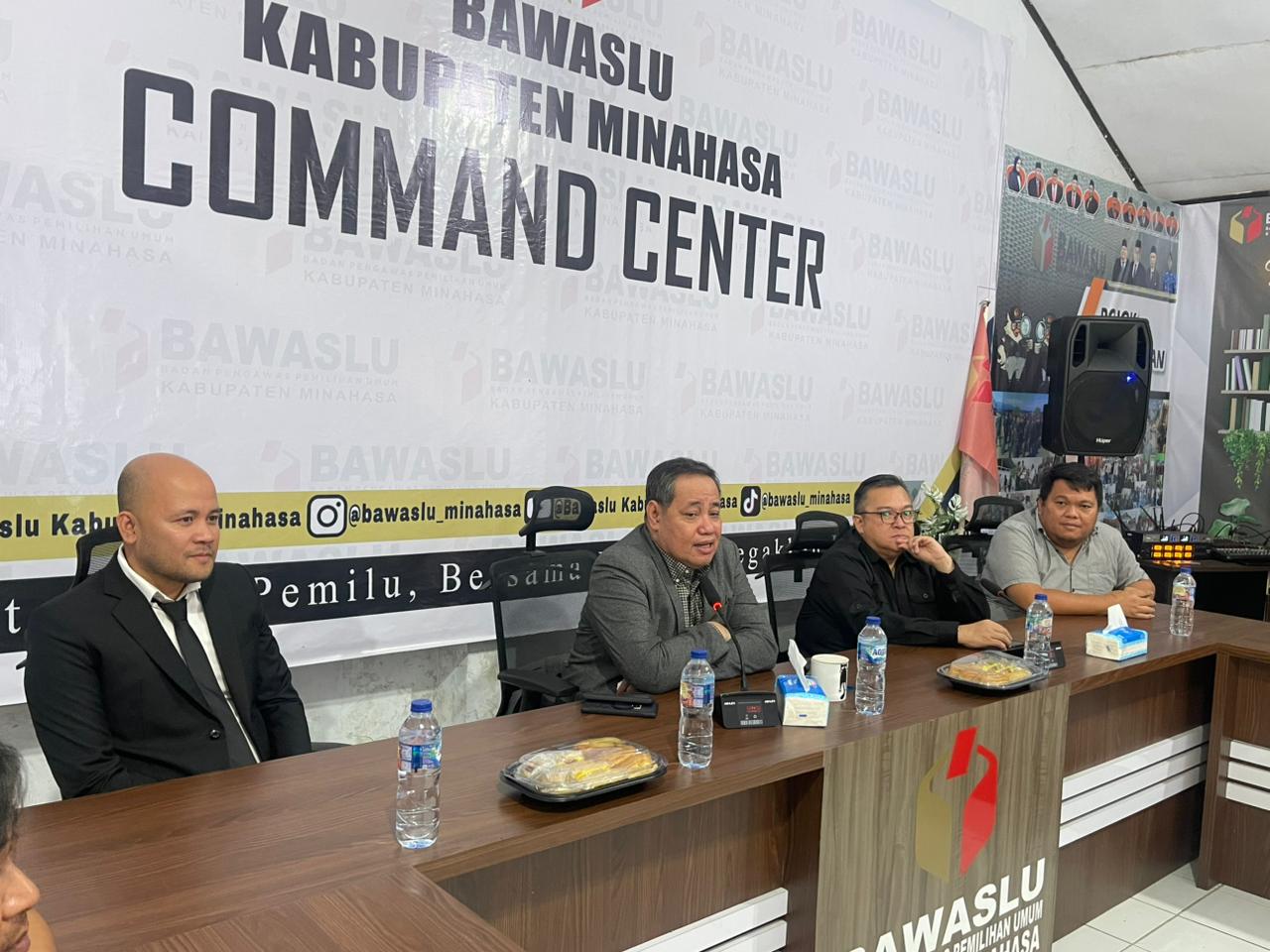 Anggota Bawaslu RI, Herwyn J. H. Malonda memberikan penyampaian dalam kegiatan kunjungan ke Bawaslu Kabupaten Minahasa, Senin (6/7/2026) 