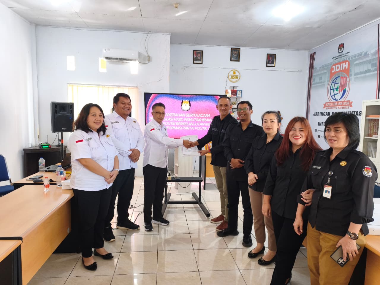 Anggota Bawaslu Kabupaten Minahasa, Donny R. Lumingas dan Arthur I. Karinda menerima Berita Acara Hasil Pemutakhiran Data Partai Politik Semester I Tahun 2026, Rabu (1/7/2026)