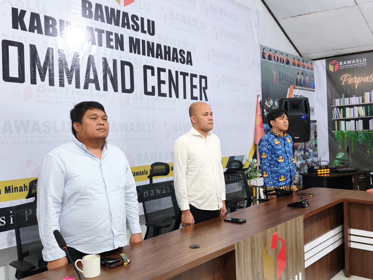 Ketua Bawaslu Kabupaten Minahasa, Lord Arthur Ch. E. Malonda bersama Anggota Bawaslu Kabupaten Minahasa, Arthur I. Karinda didampingi Kepala Sekretariat Bawaslu Kabupaten Minahasa, Nick E. Kusen mengikuti Pelantikan PNS dan Pejabat Fungsional Bawaslu Tahap II, Rabu (8/7/2026)