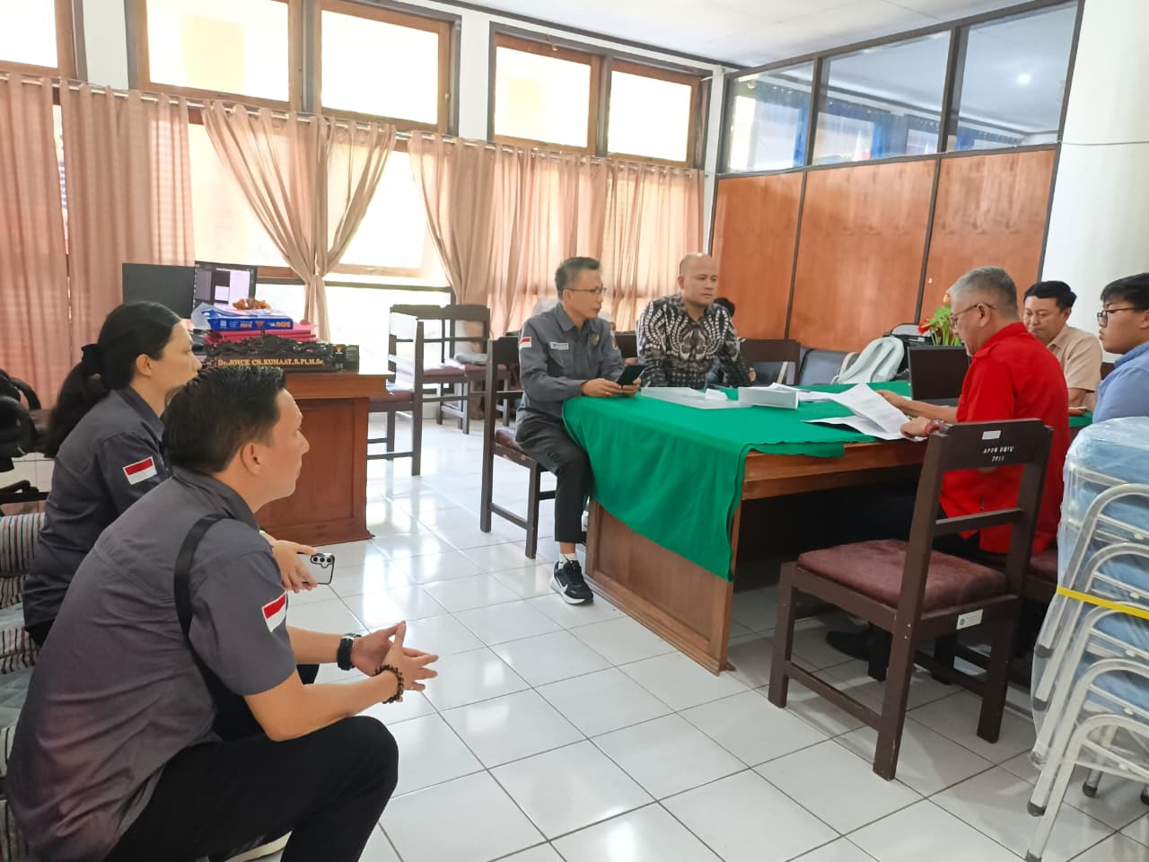 Ketua Bawaslu Kabupaten Minahasa, Lord Arthur Ch. E. Malonda, dan Anggota Bawaslu Kabupaten Minahasa, Donny R. Lumingas, melaksanakan sosialisasi Kompetisi Debat Penegakan Hukum Pemilu IV Tahun 2026 di Fakultas Ilmu Sosial dan Hukum (FISH) Universitas Negeri Manado (Unima), Selasa (15/7/2026)