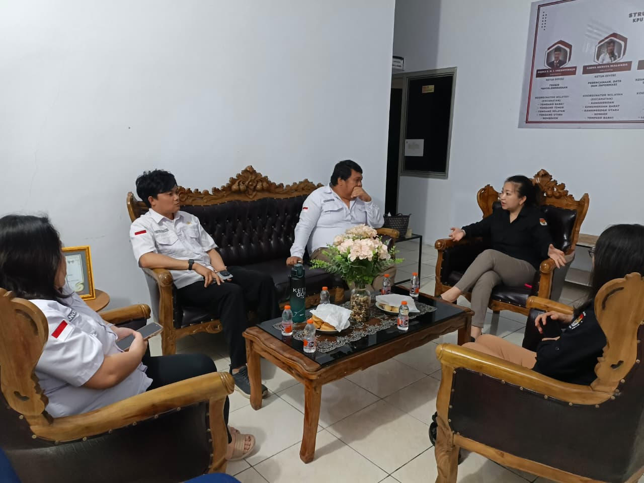 Anggota Bawaslu Kabupaten Minahasa, Arthur I. Karinda, bersama jajaran Bawaslu Kabupaten Minahasa melakukan koordinasi bersama Ketua Divisi Perencanaan, Data dan Informasi KPU Kabupaten Minahasa, Lidya Annita Malonda, membahas tindak lanjut catatan hasil pengawasan Pemutakhiran Data Pemilih Berkelanjutan (PDPB) Triwulan II Tahun 2026, bertempat di Kantor KPU Kabupaten Minahasa, Rabu (5/8/2026).