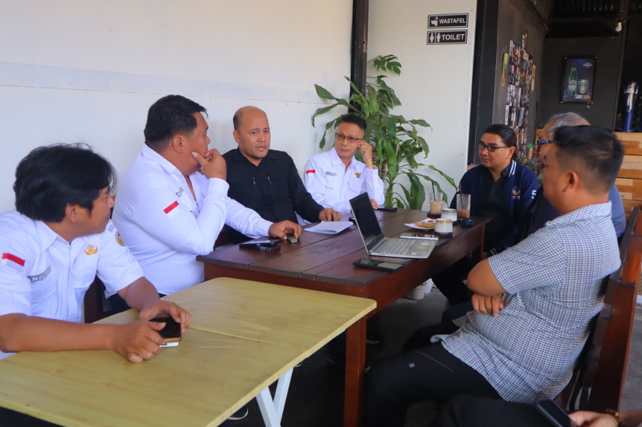 Bawaslu Kabupaten Minahasa melaksanakan Konsolidasi Demokrasi bersama DPD Partai Nasdem Kabupaten Minahasa di cafe Exceed Tondano, Kamis (13/7/26). 