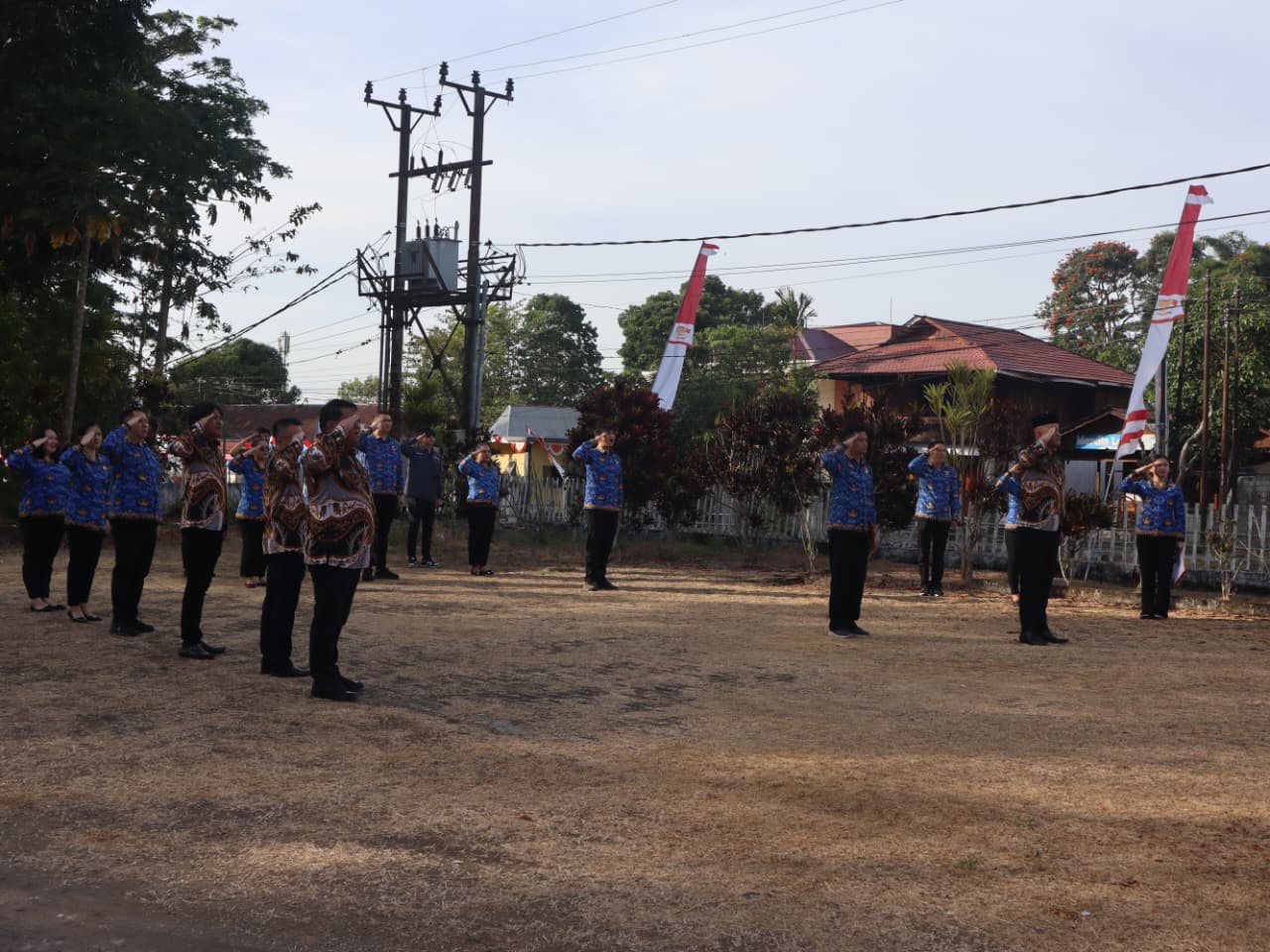 Seluruh jajaran Bawaslu Kabupaten Minahasa mengikuti upacara peringatan Hari Ulang Tahun ke-81 Kemerdekaan Republik Indonesia di halaman Kantor Bawaslu Kabupaten Minahasa, Senin (17/8/2026).