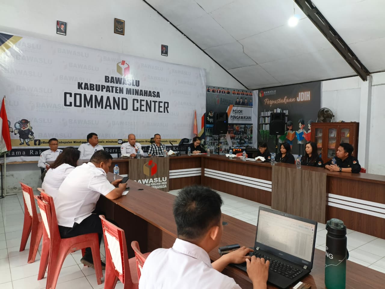 Bawaslu Kabupaten Minahasa menerima kunjungan koordinasi dari KPU Kabupaten Minahasa terkait pembahasan pelaksanaan Pemutakhiran Data Pemilih Berkelanjutan (PDPB) Triwulan III Tahun 2026 di Ruang Command Center Bawaslu Kabupaten Minahasa, Rabu (19/8/2026).
