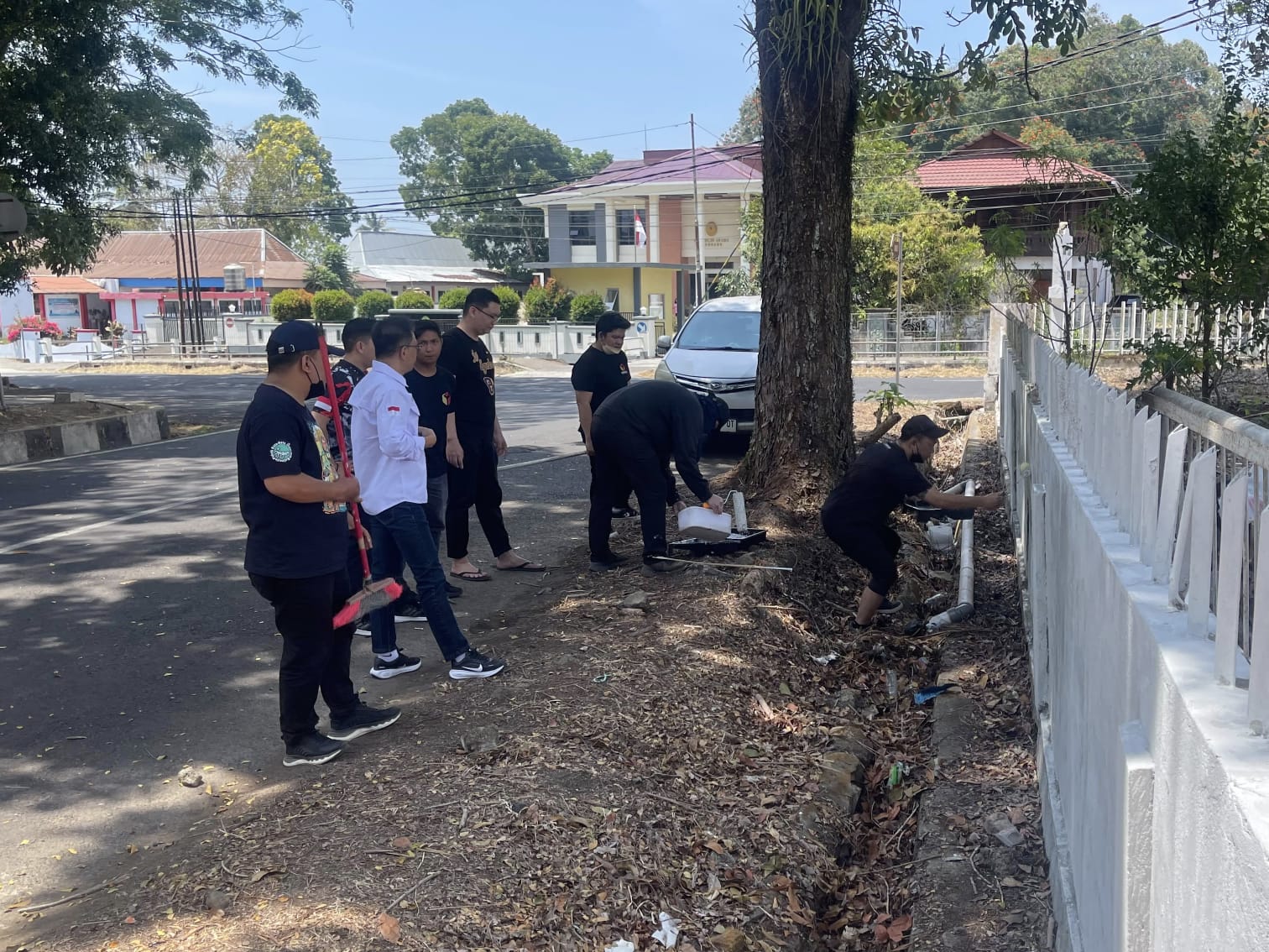 Seluruh jajaran Bawaslu Kabupaten Minahasa bergotong royong membersihkan lingkungan kantor dalam kegiatan Jujur, Menanam, Pelihara dan Amankan, Bersih Lingkungan dan Alam Nyata (Jumpa Berlian), Rabu (23/9/2026).