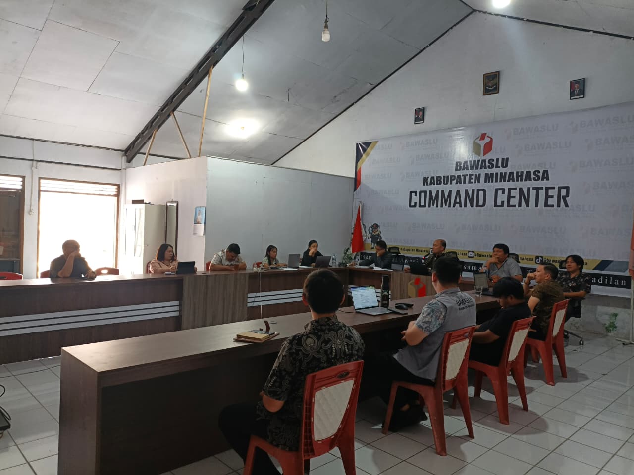 Bawaslu Kabupaten Minahasa menggelar Diskusi "Carlota Demokrasi" bertema Ketidakhadiran Terlapor terhadap Pemanggilan Bawaslu dalam Penanganan Dugaan Tindak Pidana Pemilu, di Command Center Bawaslu Kabupaten Minahasa, Kamis (24/9/2026).