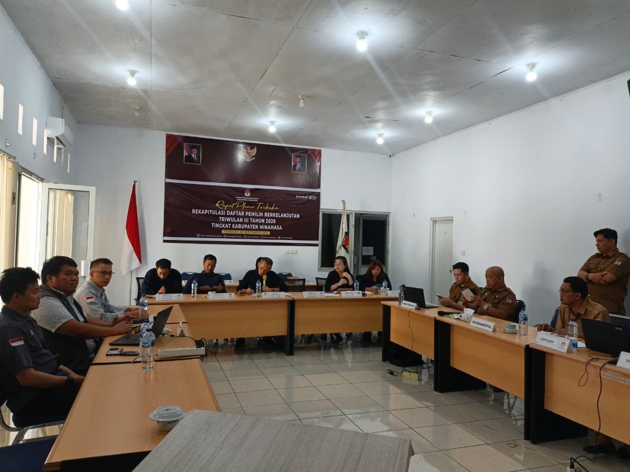 Bawaslu Kabupaten melaksanakan pengawasan Rapat Pleno Terbuka Rekapitulasi Daftar Pemilih Berkelanjutan (PDPB) Triwulan III Tahun 2026 yang diselenggarakan KPU Kabupaten Minahasa, di Tondano, Selasa (29/9/2026).