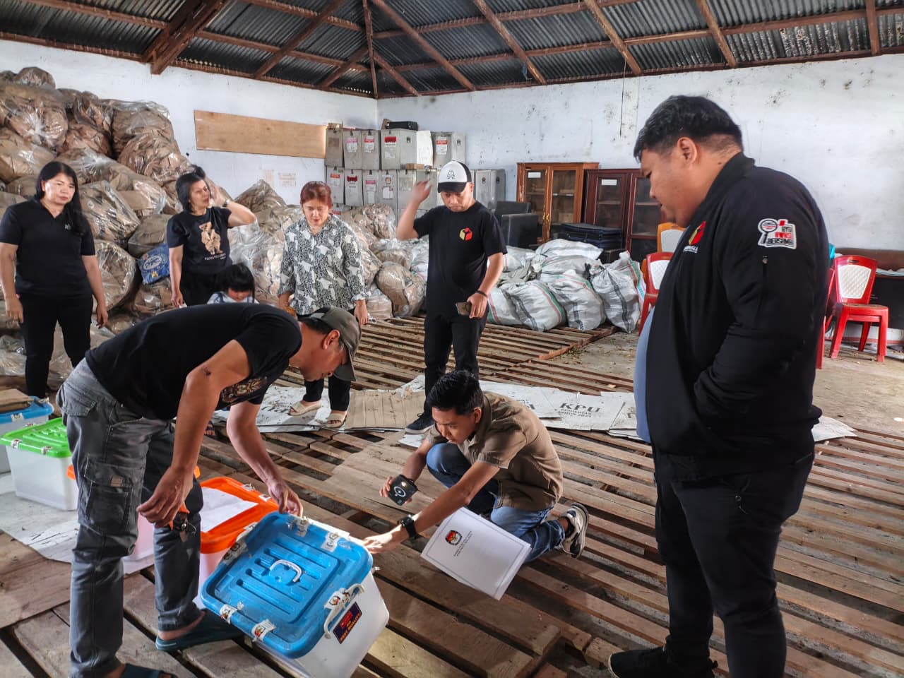 Bawaslu Kabupaten Minahasa mengawasi pembukaan kotak dokumen D-Hasil Kecamatan Pemilu Tahun 2024 yang dilaksanakan KPU Kabupaten Minahasa di Gudang Logistik KPU Kabupaten Minahasa, Jumat (23/10/2026).