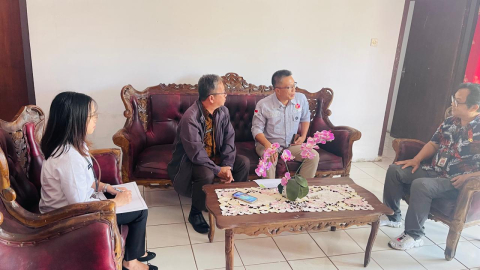 Anggota Bawaslu Minahasa, Donny R. Lumingas melaksanakan pengawasan Coklit Terbatas di Kantor Kecamatan Remboken