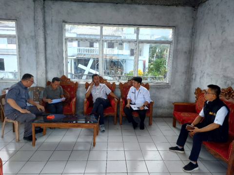 Koordinator Divisi P3S Bawaslu Minahasa, Donny R. Lumingas melaksanakan pengawasan terhadap pelaksanaan Coklit Terbatas oleh KPU Minahasa, Kamis (31/7)