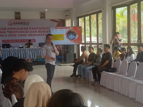 Anggota Bawaslu Kabupaten Minahasa Divisi Penanganan Pelanggaran dan Penyelesaian Sengketa, Donny Lumingas memberikan arahan sebagai Fasilitator dalam kegiatan Pendidikan Pengawas Partisipatif