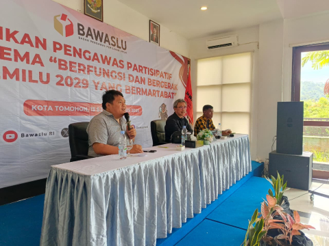 Anggota Bawaslu Kabupaten Minahasa Divisi Hukum, Pencegahan, Partisipatisipasi Masyarakat dan Hubungan Masyarakat, Arthur I. Karinda memberikan pengantar materi sebagai Fasilitator dalam kegiatan Pendidikan Pengawas Partisipatif