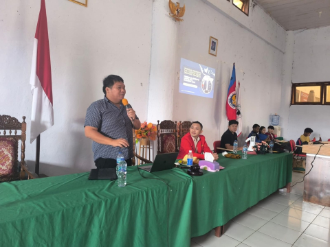 Anggota Bawaslu Kabupaten Minahasa menyampaikan pemaparan materi dalam Kegiatan PK2MB di Fakultas FISH Unima