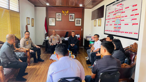 Ketua Bawaslu Minahasa bersama Anggota Bawaslu Minahasa Arthur I. Karinda dan Donny R. Lumingas berkoordinasi dengan Kapolres Minahasa AKBP Steven J.R. Simbar, SIK terkait pengawasan PDPB (30/6/25)